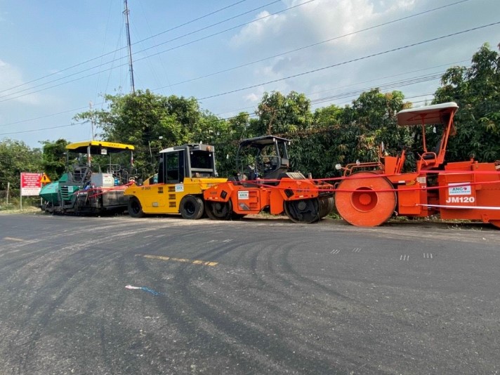 Đơn vị thi coog trải thảm nhựa nóng, an toàn với mọi người Đơn vị thi coog trải thảm nhựa nóng, an toàn với mọi người