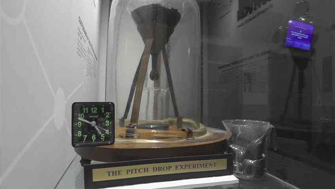 Thí nghiệm chứng minh nhựa đường là chất lỏng đã kéo dài từ năm 1927 đến bây giờ mà vẫn chưa xong - Ảnh 5. Thí nghiệm chứng minh nhựa đường là chất lỏng đã kéo dài từ năm 1927 đến bây giờ mà vẫn chưa xong - Ảnh 5.