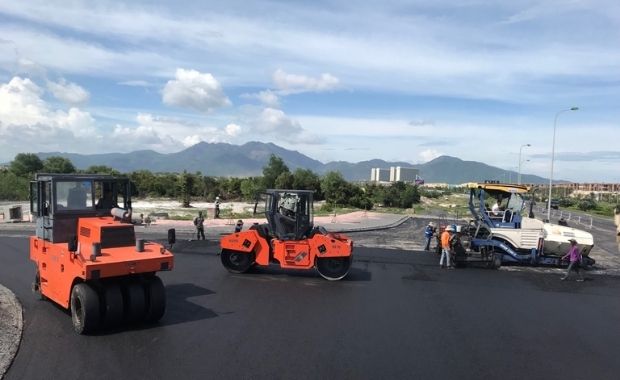 Đội ngũ thi công trải thảm của Anh Minh chuyên nghiệp từ máy móc đền nhân công