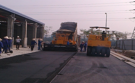 Dịch vụ thi công rải thảm bê tông nhựa nóng chuyên nghiệp - máy móc hiện đại