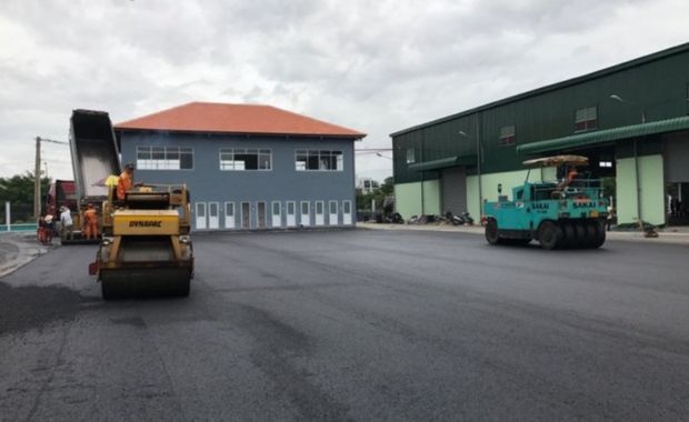 Trải thảm bê tông nhựa nóng tại trường thi bằng