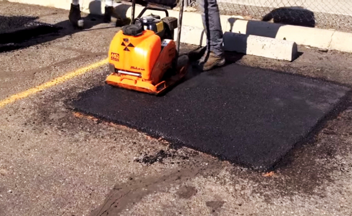 Vá ổ gà bằng thảm bê tông nhựa nguội tiết kiệm chi phí, nhanh chóng và dễ thi công