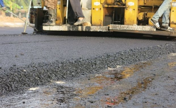 Hình ảnh thi công trải thảm nhựa nóng - Anh Minh