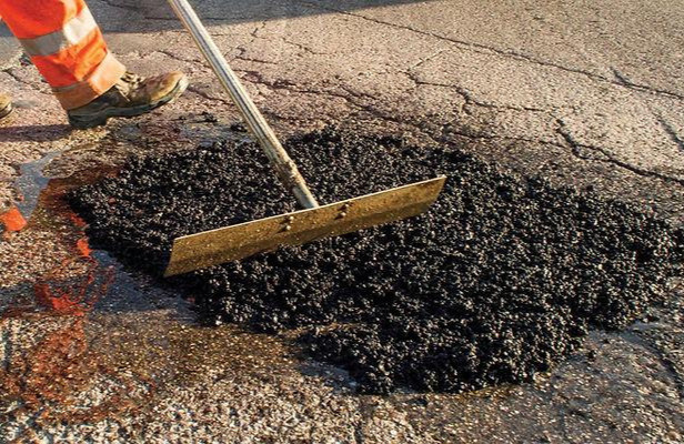 San phẳng nhựa đường nguội khi thi công vá ổ gà